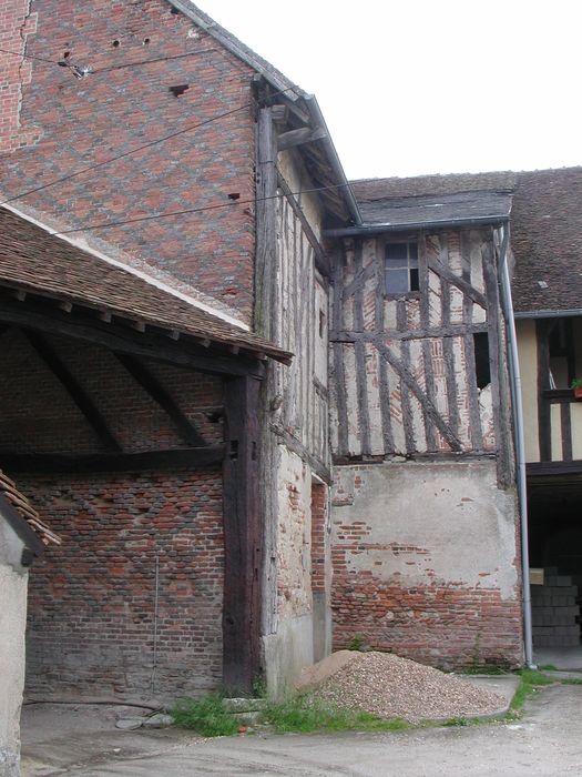 Maison à pans de bois, dite de l'Ecu : Cour intérieure, façades, vue partielle