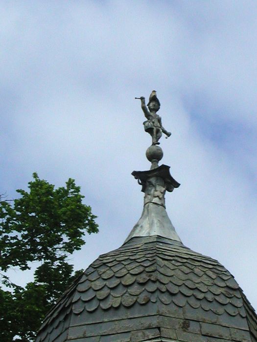 Château de Chaussepot : Logis, façade est, détail de l’épis de faîtage de l’échauguette