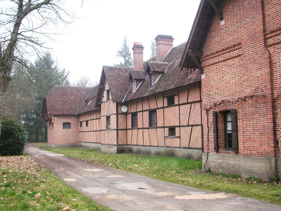 Château de Rivaulde : Communs, façade ouest, vue générale