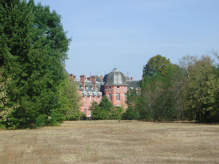 Château de Rivaulde : Vue partielle du château dans son environnement