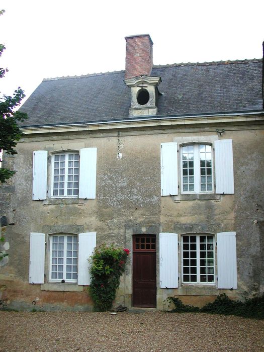 Ancien prieuré de Croixval : Cour, afaçade sud, vue générale