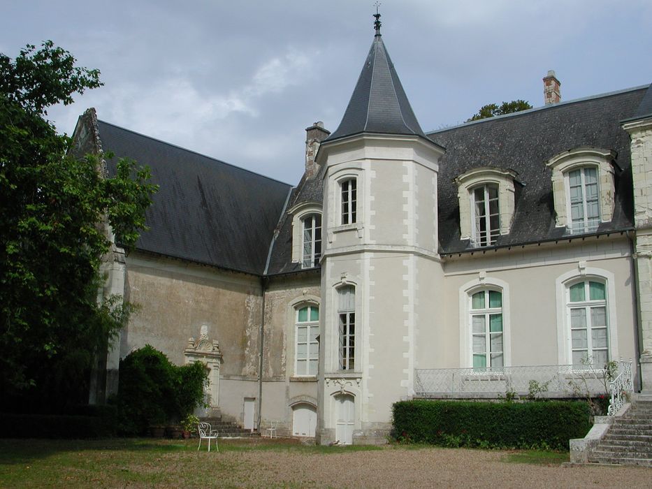 Château de Diziers : Cour d’honneur, façade sud-est, vue partielle