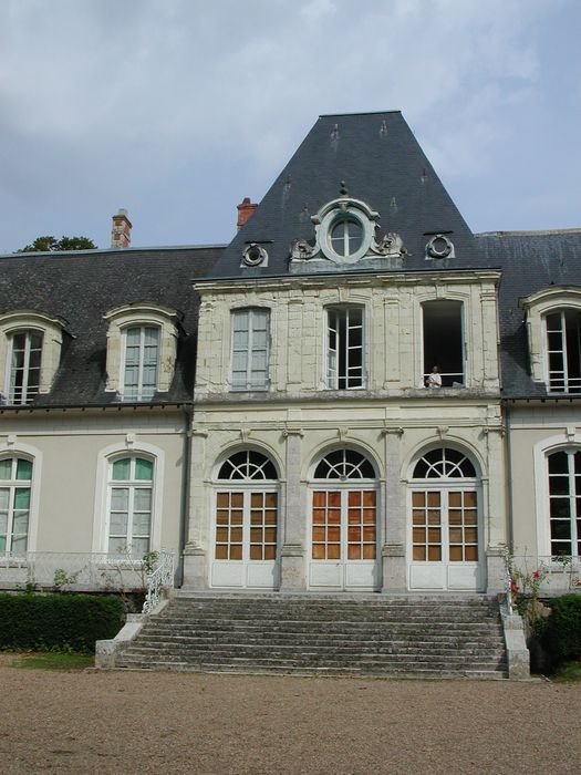 Château de Diziers : Cour d’honneur, façade sud-est, pavillon axial, vue générale