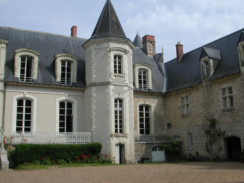 Château de Diziers : Cour d’honneur, façade sud-est, vue partielle