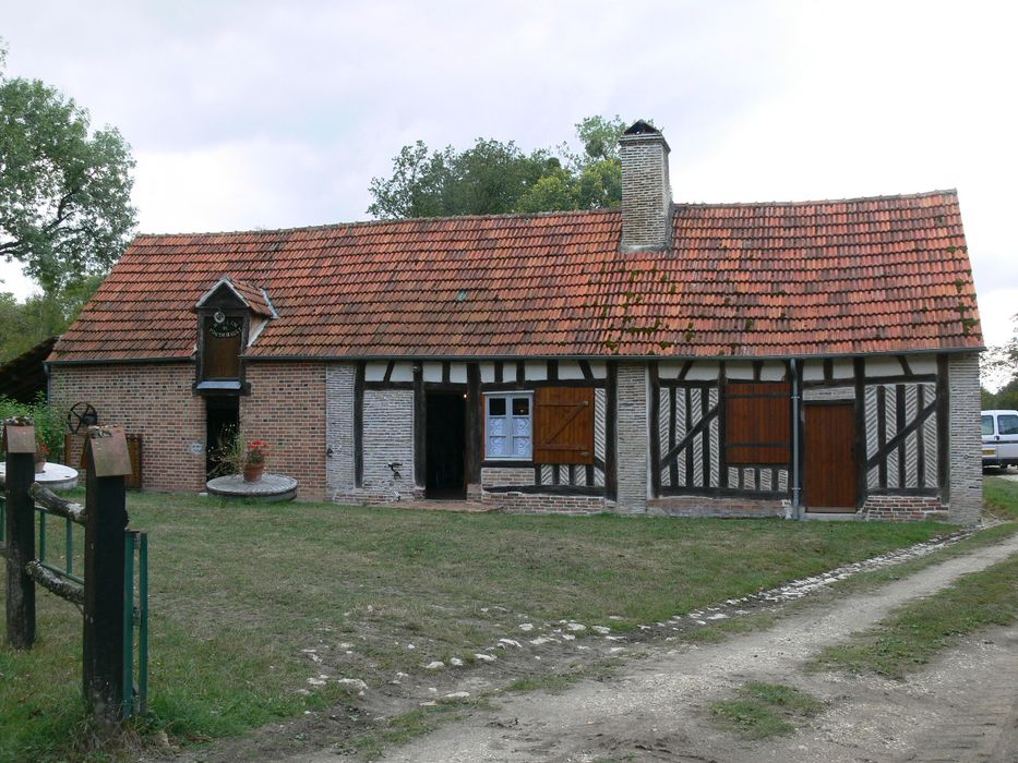 Moulin à eau de Pont-Thibault : Logis, façade nord-est, vue générale