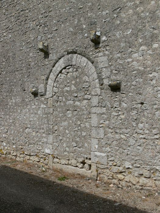 Chapelle du Villiers : Portail d'accès ouest condamné, vue générale