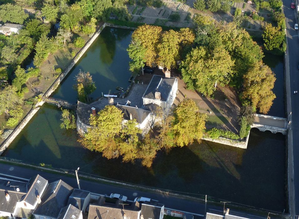 Château d'Onzain : Vue générale du château dans son environnement