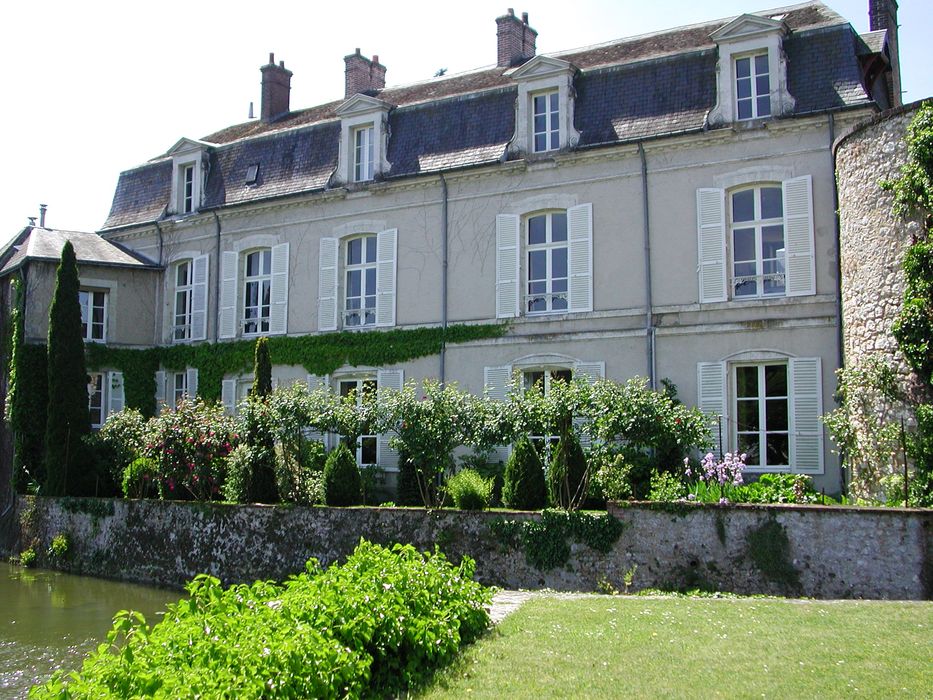 Arche des Grands Prés sur le Loir : Maison accolée à la tour, façade nord-est, vue générale