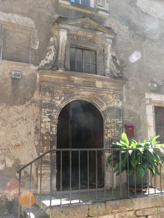 Façade sur rue, porte d'accès