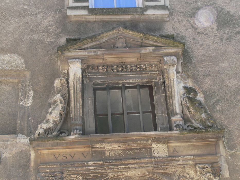 façade sur rue, détail de la fenêtre surmontant la porte d'accès sur rue