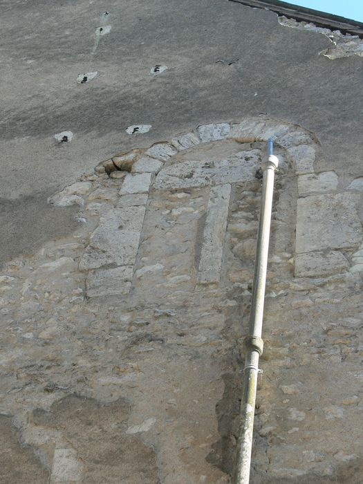 Façade sur rue, détail d'une ancienne baie au 1er niveau