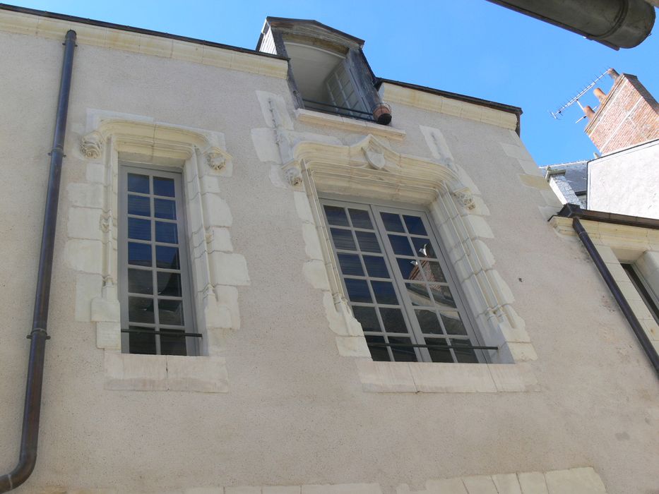 Ancien hôtel de Belot : Cour intérieure, vue partielle de la façade