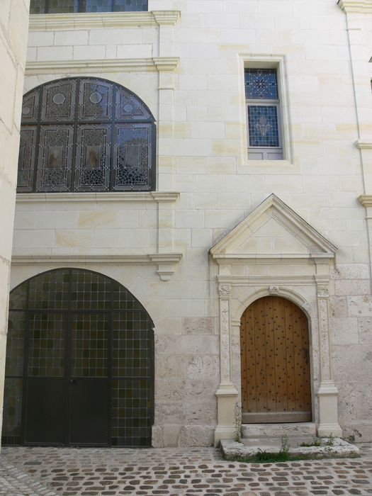 Ancien hôtel de Belot : Cour intérieure, vue partielle de la façade