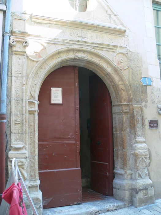 Hôtel Viart : Porte d'accès sur rue, vue générale