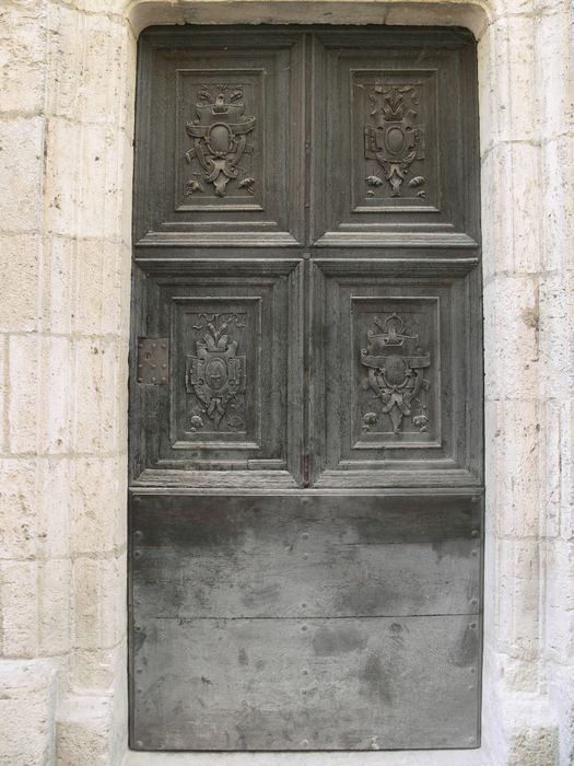 Hôtel Viart : Détail d'un vantail de porte