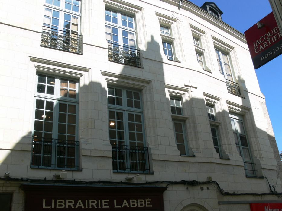 Maison : Façade sur rue, vue partielle