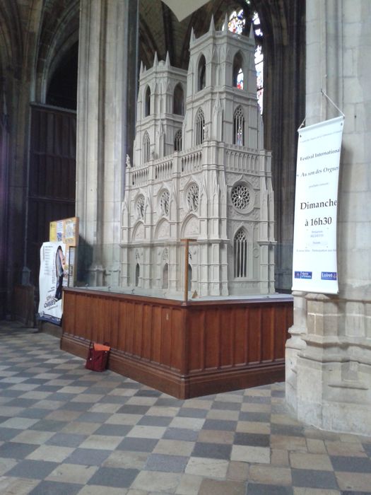 maquette de la cathédrale d'Orléans, vue trois quarts droite