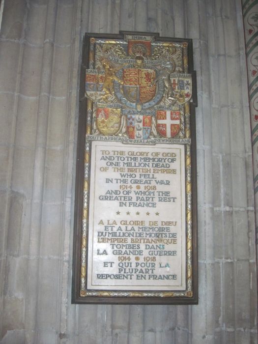 plaque sculptée à la mémoire des soldats britanniques morts pour la France lors de la première guerre mondiale