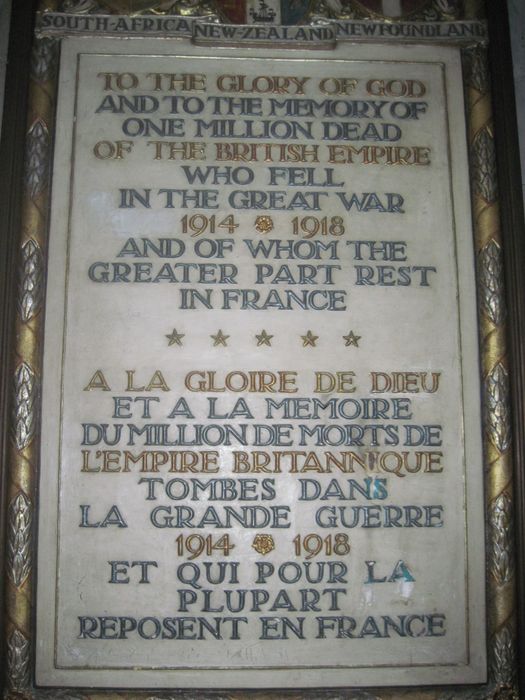 plaque sculptée à la mémoire des soldats britanniques morts pour la France lors de la première guerre mondiale, détail inscription commémorative, détail