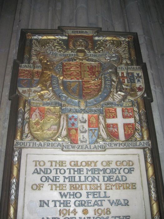 plaque sculptée à la mémoire des soldats britanniques morts pour la France lors de la première guerre mondiale, détail inscription commémorative, détail