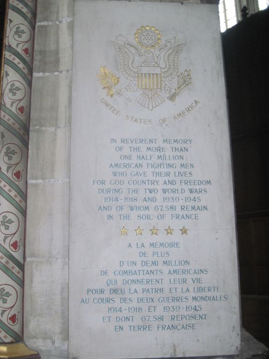 plaque sculptée à la mémoire des combattants américains morts pour la France lors des guerres de 1914-1918 et de 1939-1945