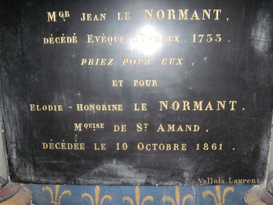 inscription commémorant la restauration de la chapelle de la famille le Normant, détail