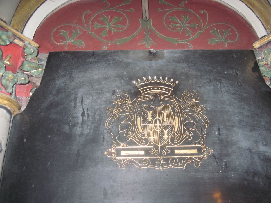 inscription commémorant la restauration de la chapelle de la famille le Normant, détail