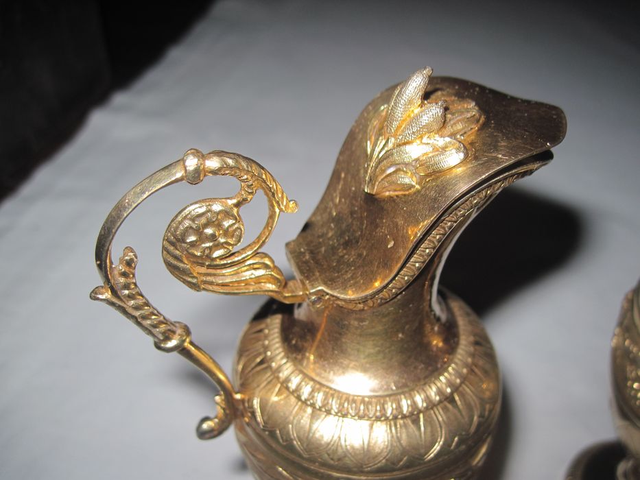 burettes de la chapelle de Mgr Gibier d'Artenay, détail