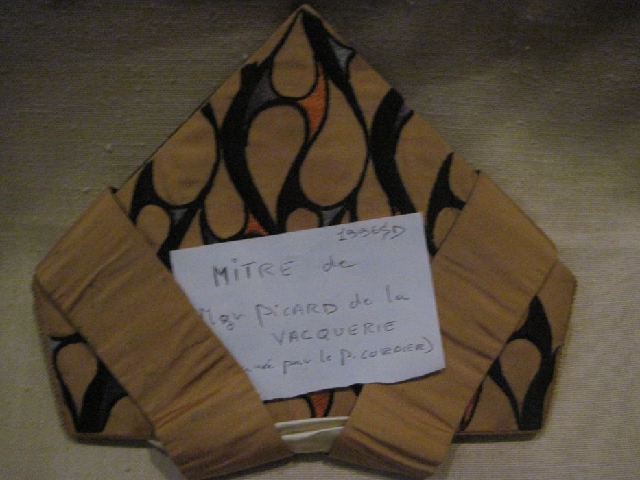 mitre de Mgr picard de la Vacquerie