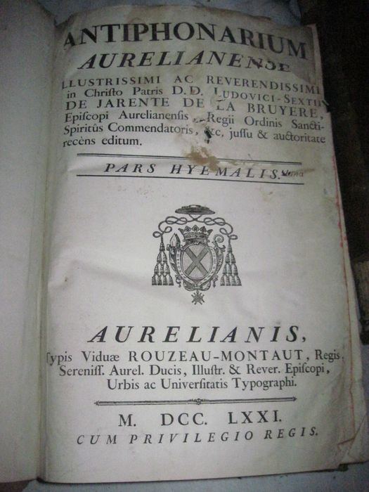 livre liturgique : Antiphonarium aurelianense, illustrissimi ac reverendissimi in Christo Patris D.D. Ludovici-Sextii de Jarente de la Bruyere, episcopi aurelianensis, regii ordinis sancti spiritus commendatoris, & c. jussu & auctoritate recens editu. Pars hyemalis