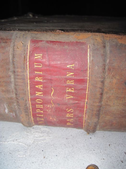 livre liturgique : Antiphonarium aurelianense, illustrissimi ac reverendissimi in Christo Patris D.D. Ludovici-Sextii de Jarente de la Bruyere, episcopi aurelianensis, regii ordinis sancti spiritus commendatoris, & c. jussu & auctoritate recens editu. Pars hyemalis, détail de la tranche