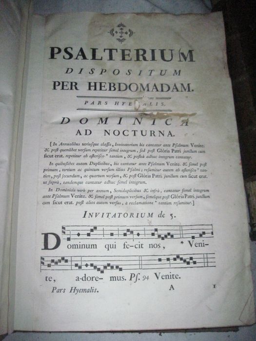 livre liturgique : Antiphonarium aurelianense, illustrissimi ac reverendissimi in Christo Patris D.D. Ludovici-Sextii de Jarente de la Bruyere, episcopi aurelianensis, regii ordinis sancti spiritus commendatoris, & c. jussu & auctoritate recens editu. Pars hyemalis, partition