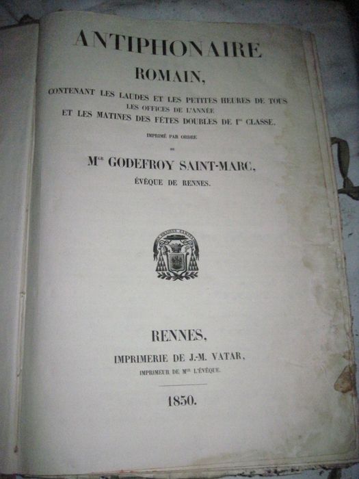 livre liturgique : Antiphonaire romain contenant les laudes et toutes les petites heures de tous les offices de l'année et les matines des fêtes doubles de première classe, imprimé par ordre de Mgr Godefroy Saint-Marc évêque de Rennes; page de garde