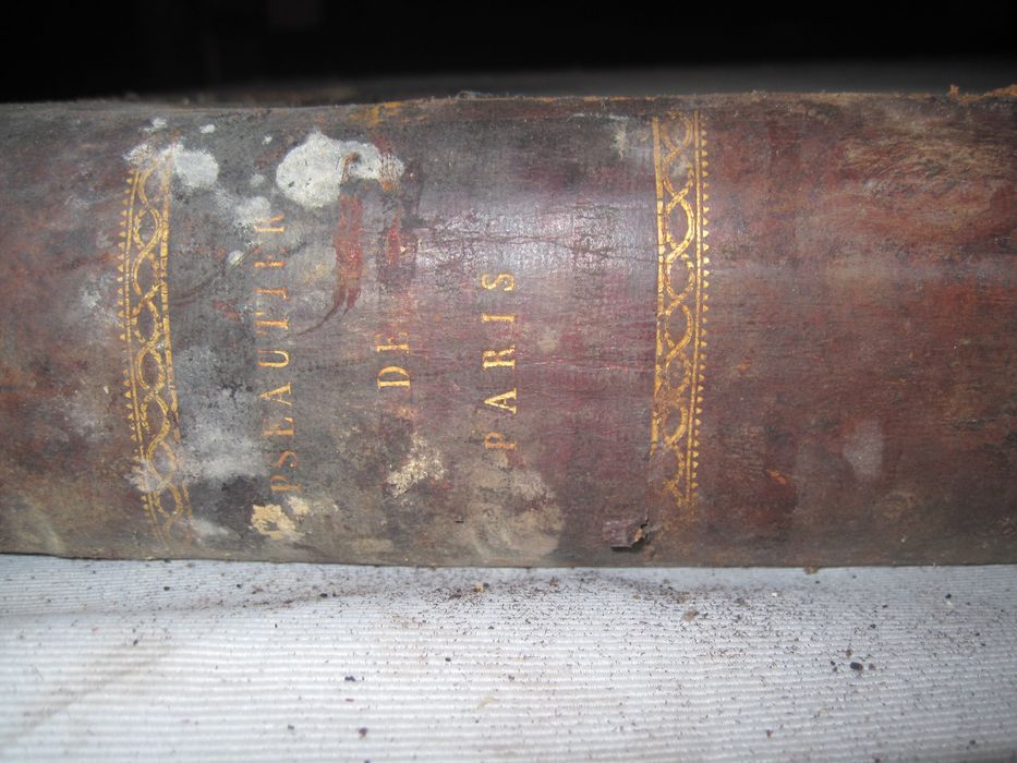 livre liturgique : Pseautier de Paris imprimé par ordre de monseigneur Charles-Gaspard Guillaume [d]e Vintimille, archevêque de Paris & du consentement du chapitre, réimprimé par permission de monseigneur Antoine-Eleonor-Léon Le Clerc de Juigné, archévêque de Paris, duc de Saint-Claud, Pair de France, supérieur de la maison de Navarre etc., détail de la tranche