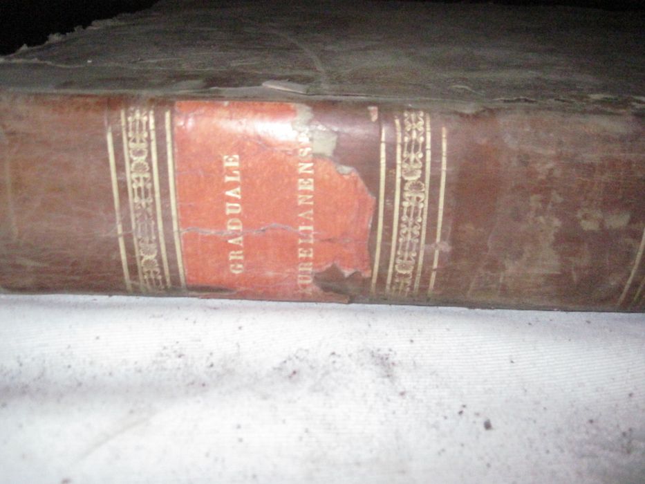 livre liturgique : Graduale aurelianense, illustrissimi ac reverendissimi in Christo Patris D.D. Ludovici-Sextii de Jarente de la Bruyere, episcopi aurelianensis, regii ordinis sancti spiritus commendatoris, & c. jussu & auctoritate recens editu. Pars aestiva, détail de la tranche