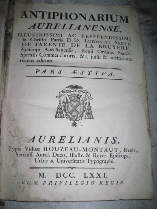 livre liturgique : Antiphonarium aurelianense, illustrissimi ac reverendissimi in Christo Patris D.D. Ludovici-Sextii de Jarente de la Bruyere, episcopi aurelianensis, regii ordinis sancti spiritus commendatoris, & c. jussu & auctoritate recens editu. Pars aestiva, page de garde