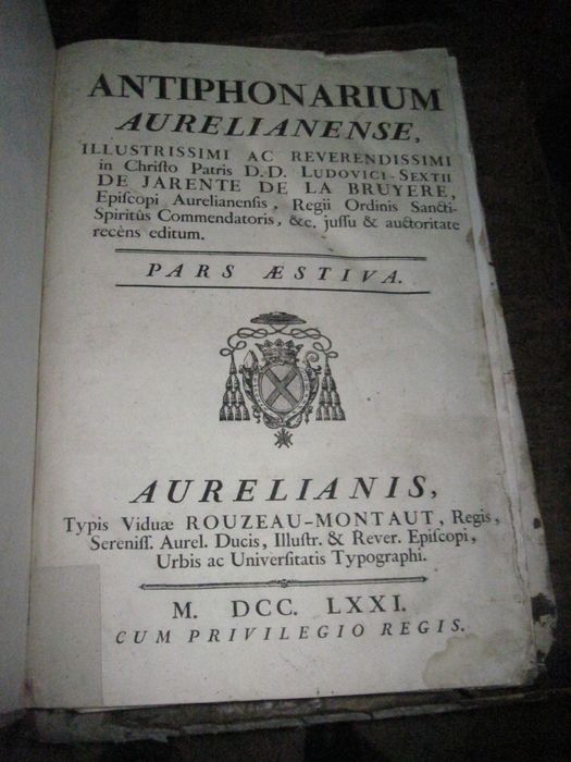 livre liturgique : Antiphonarium aurelianense, illustrissimi ac reverendissimi in Christo Patris D.D. Ludovici-Sextii de Jarente de la Bruyere, episcopi aurelianensis, regii ordinis sancti spiritus commendatoris, & c. jussu & auctoritate recens editu. Pars aestiva, page de garde