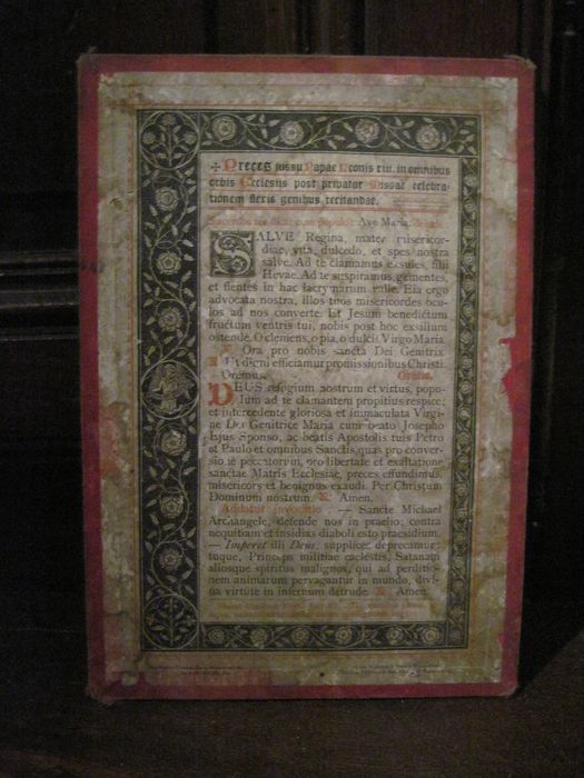 canon d'autel : Preces jussu papae Leonis XIII in omnibus orbis ecclesiis post privatae missae celebrationem flexis genibus recitandae.