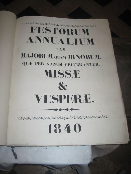 livre liturgique : Festorum annualium tam majorum quam minorum quae per annum celebrantur, missae & vespere, page de garde