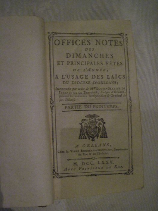 livre liturgique : Offices notés des dimanches et principales fêtes de l'année, à l'usage des laïcs du diocèse d'Orléans ; imprimés par ordre de Mgr Louis -Sextius Jarente de La Bruyère, évêque d'Orléans, suivant les nouveaux antiphonier et graduel de son diocèse. Partie du printemps. page de garde