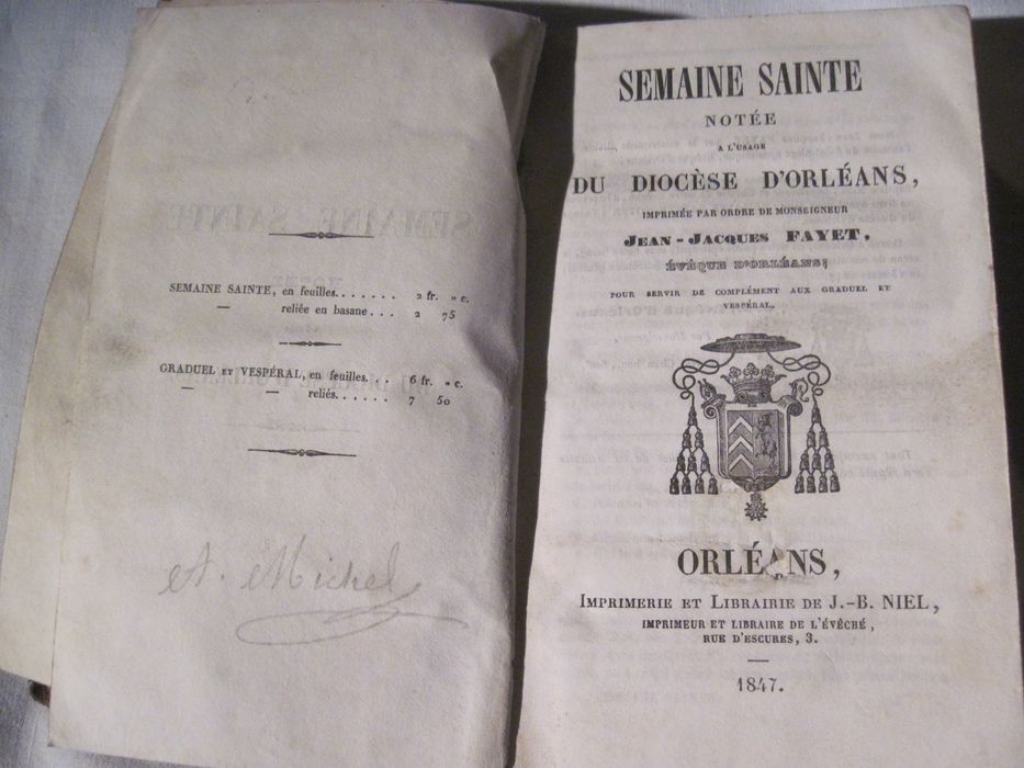 livre liturgique : Semaine sainte notée à l'usage du diocèse d'Orléans, imprimée par ordre de Monseigneur Jean-Jacques Fayet, évêque d'Orléans, pour servir de complément au graduel et au vespéral. Page de garde