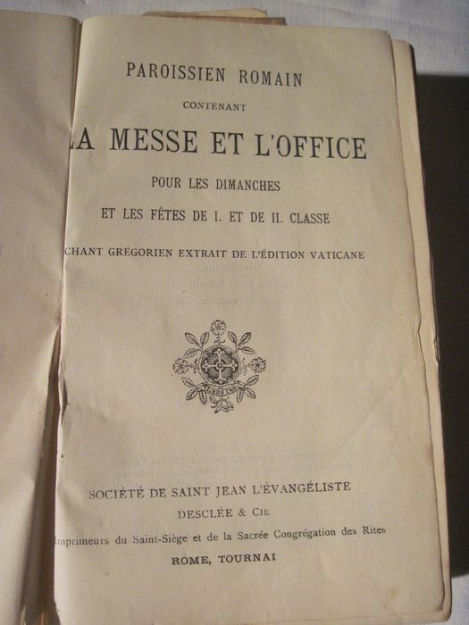 livre liturgique : Paroissien romain. Chant grégorien. N° 801. Paroissien romain contenant la messe et l'office pour les dimanches et les fêtes de I. et de II. Classe. Chant grégorien extrait de l'édition vaticane. Page de garde