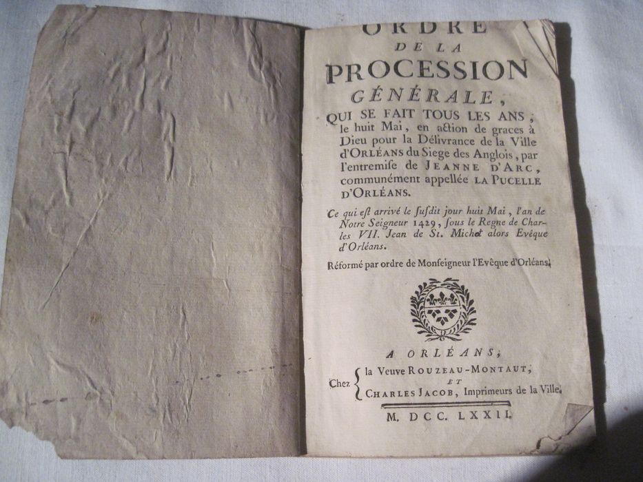 livre liturgique : Ordre de la procession générale qui se fait tous les ans le 8 mai, en action de graces à Dieu pour la délivrance de la ville d'Orléans du siège des Anglois, par l'entremise de Jeanne d'Arc, communément appelée la pucelle d'Orléans [] Réformé par ordre de Monseigneur l'évêque d'Orléans, introduit par l'Ordonnance de Monseigneur, évêque d'Orléans, pour régler le tour de la procession... page de garde