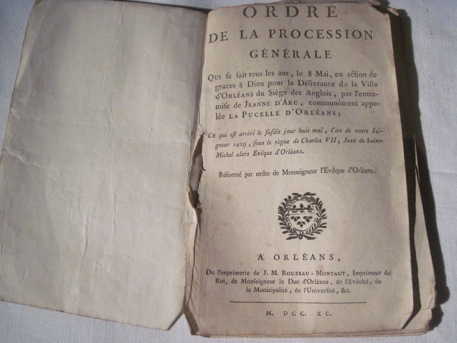 livre liturgique : Ordre de la procession générale qui se fait tous les ans le 8 mai, en action de graces à Dieu pour la délivrance de la ville d'Orléans du siège des Anglois, par l'entremise de Jeanne d'Arc, communément appelée la pucelle d'Orléans [] Réformé par ordre de Monseigneur l'évêque d'Orléans, introduit par l'Ordonnance de Monseigneur, évêque d'Orléans, pour régler le tour de la procession... page de garde