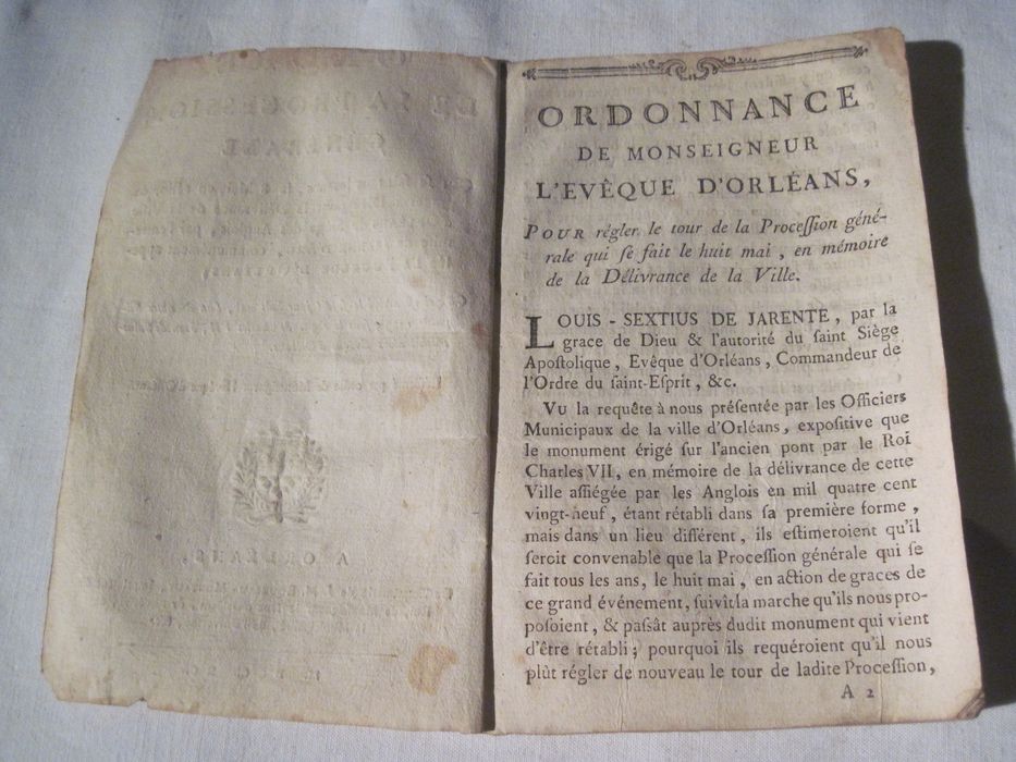 livre liturgique : Ordre de la procession générale qui se fait tous les ans le 8 mai, en action de graces à Dieu pour la délivrance de la ville d'Orléans du siège des Anglois, par l'entremise de Jeanne d'Arc, communément appelée la pucelle d'Orléans [] Réformé par ordre de Monseigneur l'évêque d'Orléans, introduit par l'Ordonnance de Monseigneur, évêque d'Orléans, pour régler le tour de la procession...  