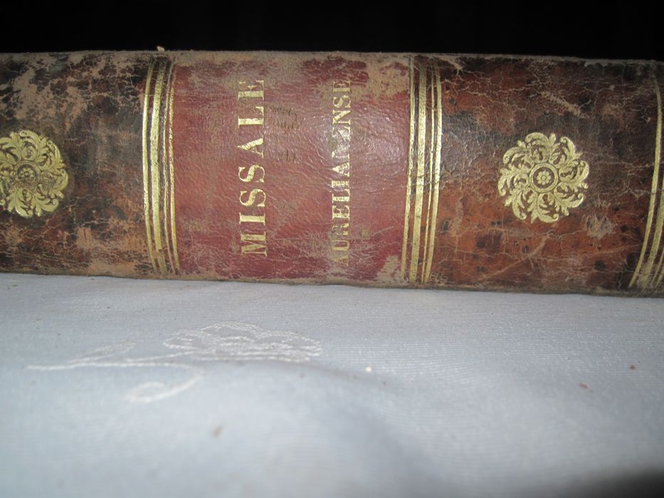 livre liturgique : Missale Aurelianense, Illustrissimi Ac Reverendissimi In Christo Patris D.D. Ludovici-Sextii De Jarente De La Bruyere, Episcopi Aurelianensis, Regii Ordinis Sancti Spiritus Commendatoris, & &. Jussu Auctoritate Recens Editu. Pars Hyemalis, titre sur la tranche