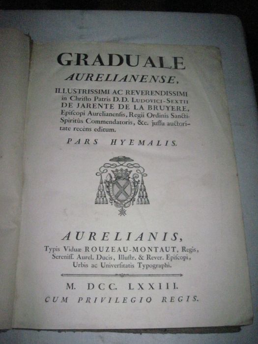 livre liturgique : Graduale Aurelianense, Illustrissimi Ac Reverendissimi In Christo Patris D.D. Ludovici-Sextii De Jarente De La Bruyere, Episcopi Aurelianensis, Regii Ordinis Sancti Spiritus Commendatoris, & C. Jussu Auctoritate Recens Editu. Pars Hyemalis, page de garde