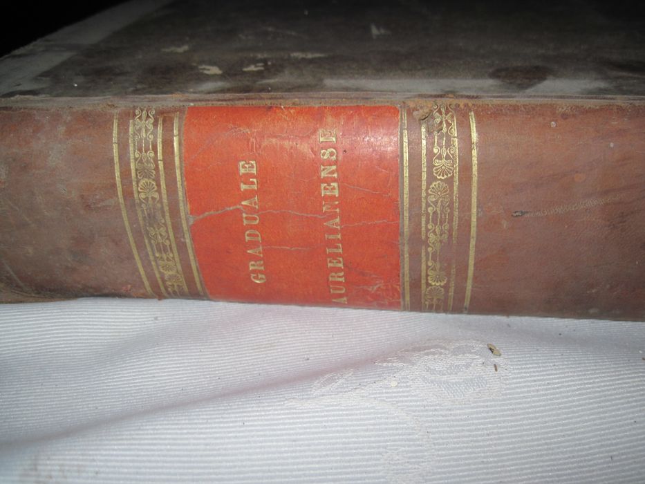 livre liturgique : Graduale Aurelianense, Illustrissimi Ac Reverendissimi In Christo Patris D.D. Ludovici-Sextii De Jarente De La Bruyere, Episcopi Aurelianensis, Regii Ordinis Sancti Spiritus Commendatoris, & C. Jussu Auctoritate Recens Editu. Pars Hyemalis, titre tranche