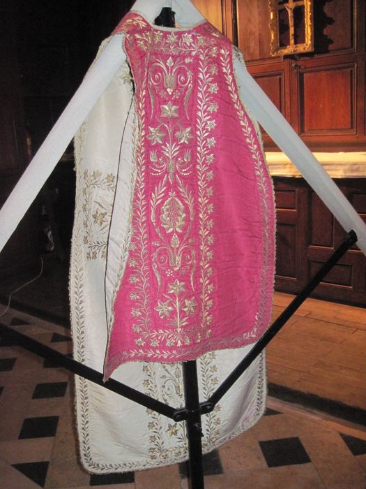 chasuble, face rouge devant