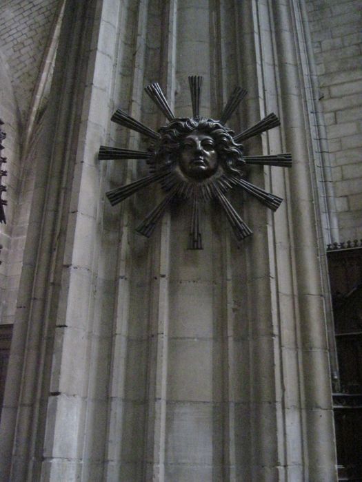 statue : masque de louis XIV en soleil